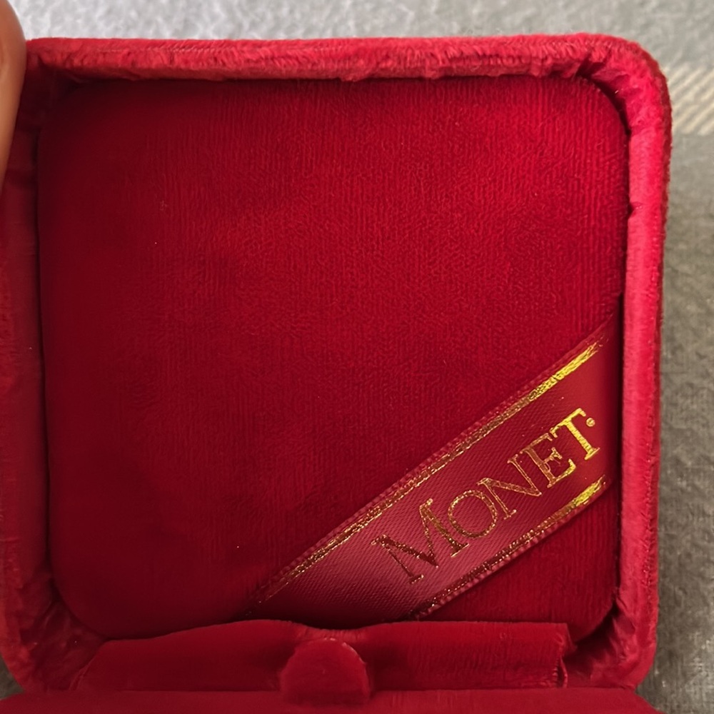 NIB Monet stud earrings - Picture 3 of 4